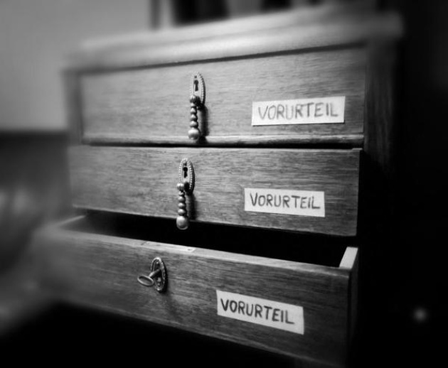 Schwarzweiß-Fotografie eines kleinen Schubladenschrankes