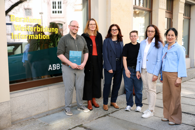Ferda Ataman und Petra Köppingnzu Besuch beim ADB